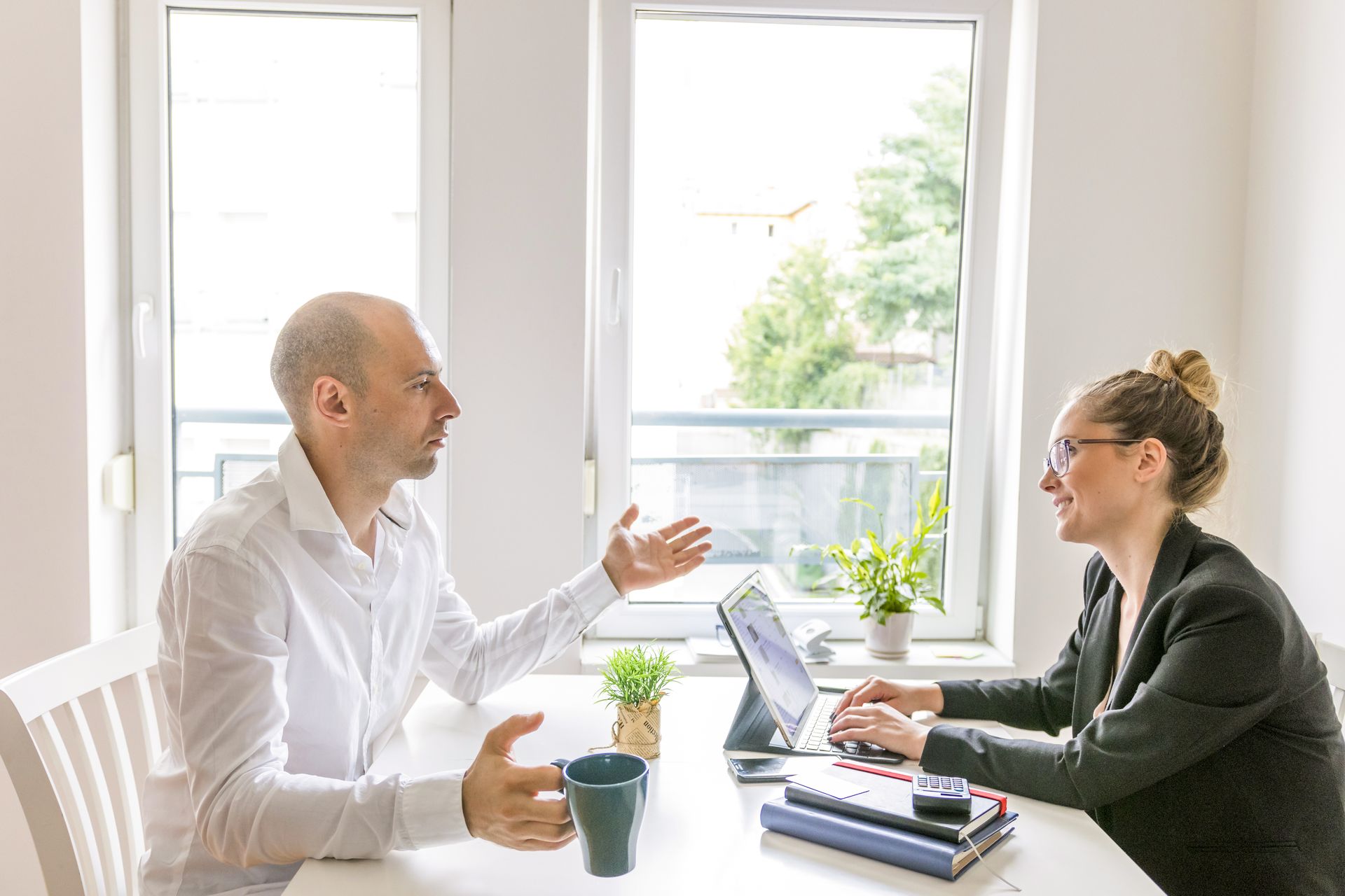 One-to-one coaching conversation supporting workplace application